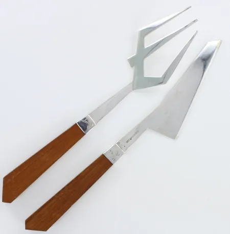 Tarjoiluhaarukka ja -veitsi puuvarrella, kaiverrettu, pituudet 215-220mm, 813br, Paino: 68,3 g