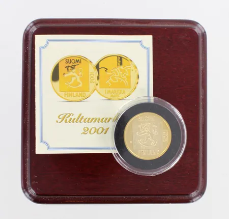 Kultaraha Suomi 2001, Kultamarkka, todistus, puulaatikko, 750,  Paino: 8,6 g