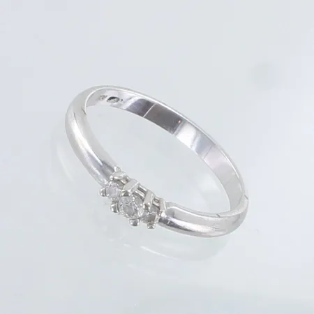 Timanttisormus 1xn.0.04ct ja 2xn.0.02ct, koko 17, 585 valkokulta,  Paino: 1,9 g