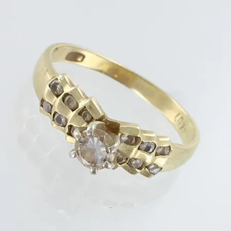 Timanttisormus 12xn.0.01ct ja 1xn.0.28ct, koko 18, 585 kelta- ja valkokulta,  Paino: 2,8 g
