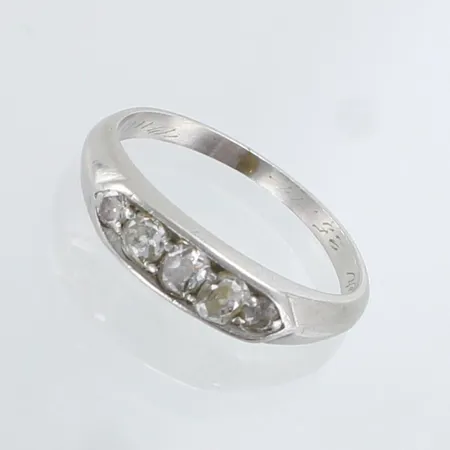 Timanttisormus 5xn. 0.02-0.07ct vanhahiontaisia ja kolmessa timantissa kulumia, kaiverrettu, koko 17, 900 platina, paino 4,5g