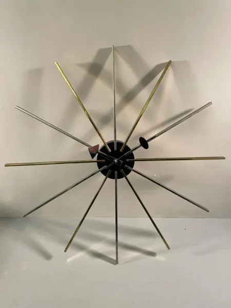 Seinäkello Vitra Star Ø 61cm, metalli osissa hapettumia. 