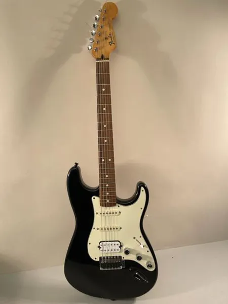 Sähkökitara Fender Stratocaster, MN6112565, valmistusmaa Meksiko, selviä käytön jälkiä, ei viritysnuppia ja kantta, omistuskirjoitus, kantolaukku Washburn.  