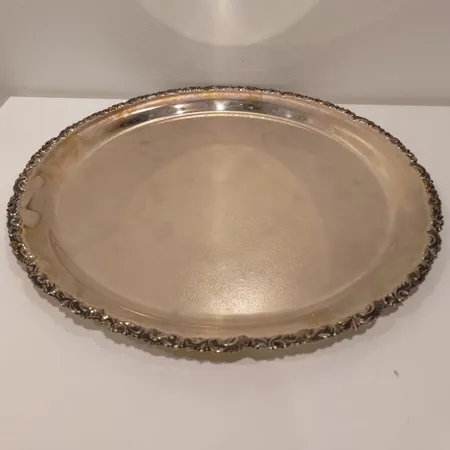 Hopeinen tarjoilulautanen, Ø35cm, 813h,  Paino: 891,7 g