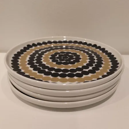 Neljä lautasta, Siirtolapuutarha, Marimekko, Ø 20cm, musta/beige.