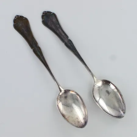 Kaksi kahvilusikkaa, Chippendale, käytön jälkiä, pituus 116mm, 830h,  Paino: 17,9 g