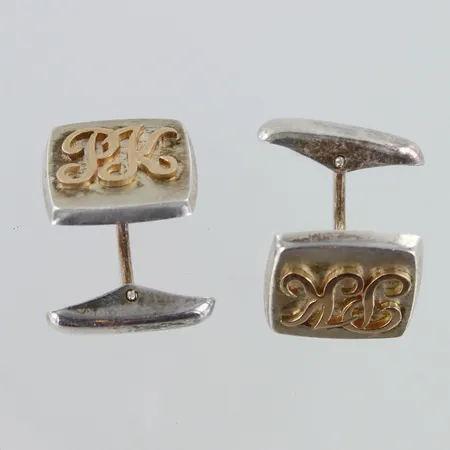 Hopeiset kalvosinnapit kulta-monogrammeilla, toisen jousi puuttuu, monogrammi 585, 925br,  Paino: 8 g
