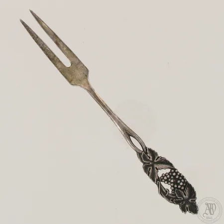 Otinhaarukka, kaiverrettu ja käytön jälkiä, pituus 154mm, 813,  Paino: 16,9 g