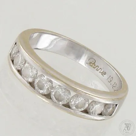 Timanttisormus 8xn.0.08-0.13ct, koko 16¼, kaiverrettu, 750 valkokulta,  Paino: 3,6 g