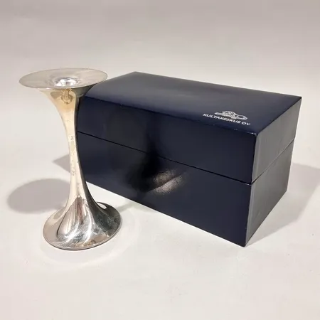 Kynttilänjalka Trumpetti, design Tapio Wirkkala, korkeus 145mm, laatikko, 830br,   Paino: 163,9 g