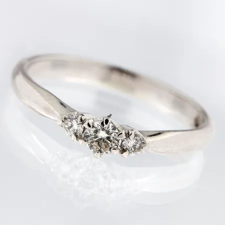 Timanttisormus 1xn.0.09ct ja 2xn.0.03ct, koko 16½, Kohinoor, 585 valkokultaa, Paino: 2,1 g