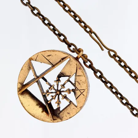 Kaulakoru, design Karl Laine , ketjun pituus 64cm, riipuksen korkeus 44mm, pronssia.