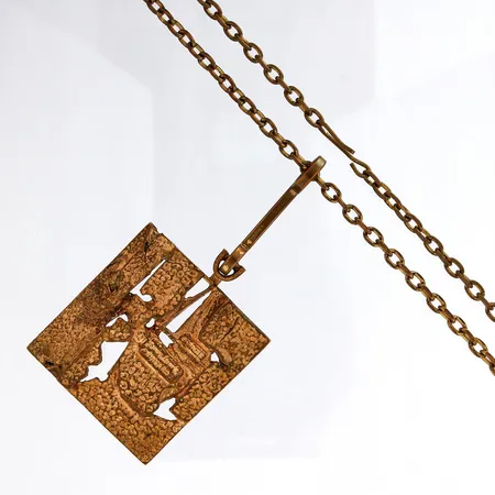 Kaulakoru, design Jorma Laine, ketjun pituus 66cm, riipuksen korkeus 80mm, pronssia.