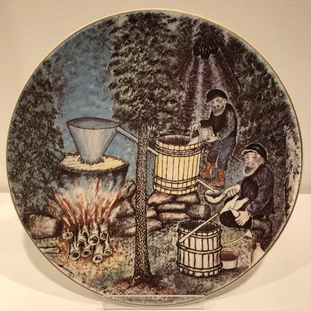 Seinälautanen Arabia Art, Pontikan keittäjät, Andreas Alariesto, 1981, Ø 30cm