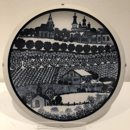 Juhlalautanen Arabia, 100-vuotis juhlalautanen, Design Raija Uosikkinen, leima Arabia Finland 102, Ø 26cm, naarmuja