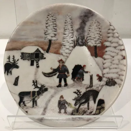 Seinälautanen Arabia, A. Alariesto, 1980, Lapinkylä talvitunnelmissa, Ø 12cm