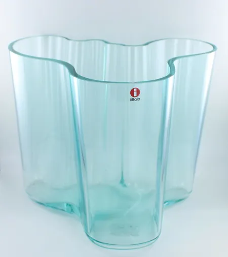 Aalto-maljakko Iittala, vedenvihreä, kaiverrus Alvar Aalto Iittala, korkeus 160mm, pieniä naarmuja ja pohjassa käyttökulumia