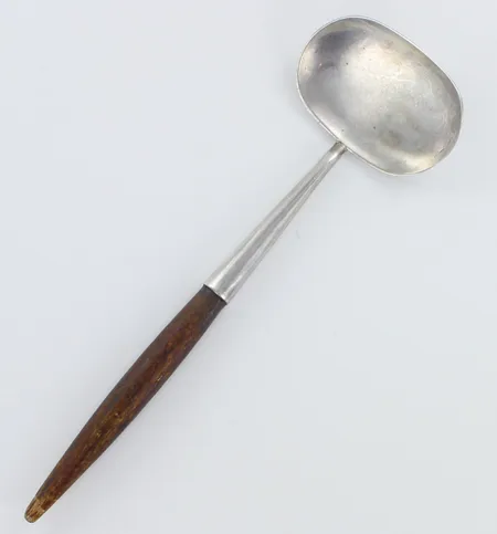 Otin puuvarrella, pituus 160mm, puussa kulumia, 813br,  Paino: 16,3 g