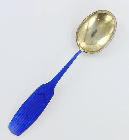 Emaloitu jälkiruokalusikka, koho kaiverrus lusikan takana, pituus 170mm, emaloinnissa pieniä kulumia, Sterling 925 Denmark,  Paino: 49,8 g