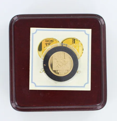 Kultaraha Suomi 2001, Kultamarkka, todistus, puulaatikko, 750, Paino: 8,6 g
