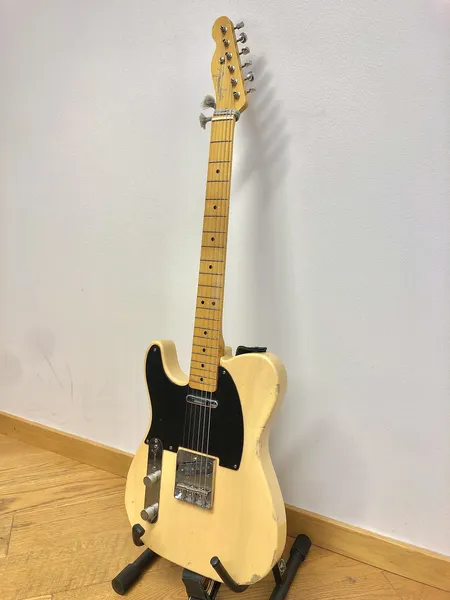 Sähkökitara Fender Telecaster, Made in Japan, sn. JD16018106, vasenkätinen, kolhuja ja selviä käytön jälkiä, pehmeä laukku. 