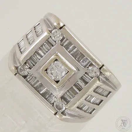 Timanttisormus n. 72xn.0.01ct Baguette (yhdeksän baguette timanttia rikki) 4xn.0.05ct 1xn.0.28ct, osassa timanteista istutus löystynyt, käytön jälkiä, koko 20¼, 585 valkokulta,  Paino: 17,7 g