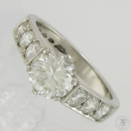 Timanttisormus 6xn.0.18ct ja 1xn.1.95ct (kuletti hiottu), rungossa käytön jälkiä, koko 18½, tekijäleima MALK Kultasepänliike Meidän Sepät Ky, Käsityö-leima, vuodelta 2009, 950 platina, Paino: 9,4g