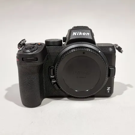 Nikon Z5 -järjestelmäkamera runko, käyttämätön, laatikko jossa  akku (EN-EL15C), akkulaturi, runkotulppa