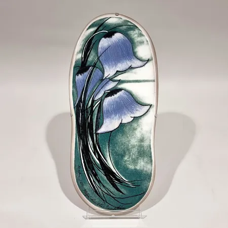 Seinälautanen, Arabia, Kellohelmat, Design Heljä Liukko-Sundström, leveys 17,5 cm, korkeus 39 cm