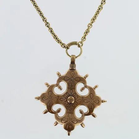Kaulakoru, Kalevala Koru, Raja-Karjalan-koru, riipuksen korkeus 75mm, ketjun pituus 69cm, pronssia, 