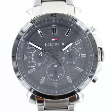 Teräsrannekello Hilfiger Chrono, TH 320.1.34.2506, käytön jälkiä, lasi viallinen, paristo loppunut, rungon Ø47mm, teräsrannekkeen pituus 210mm, 