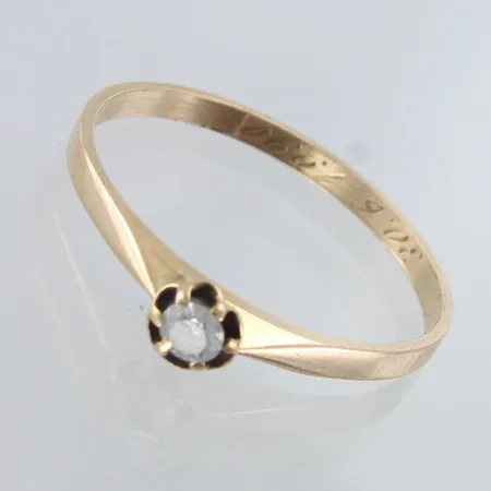 Timanttisormus 1xn.0.10ct, kaiverrettu, koko 18, yksi kiven istutuksen kynsi vääntynyt, 585,  Paino: 1,4 g