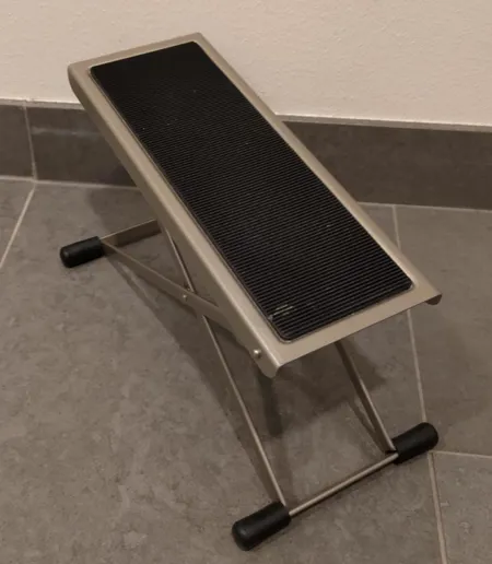 Kitaristin jalkatuki, K&M 14670, korkeus: 119 - 264 mm, nikkelöityä terästä