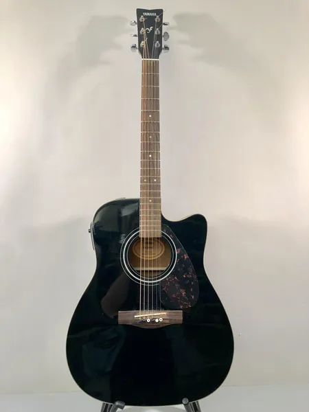 Elektroakustinen kitara Yamaha FX370C, tallassa halkeama, sähköt ei toimi, pieniä käytön jälkiä, kova laukku Proline