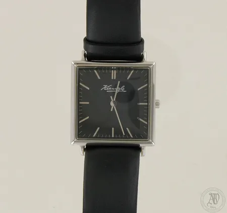 Teräsrannekello Kienzle 1822 nahkarannekkeella, V73091338120, taulun mitat 34x44mm, quartz:paristo loppunut, nahkaranneke hieman kulunut