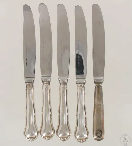 Neljä veitseä Chippendale, pituus 207mm, 830br, mukana yksi veitsi metallia Paino: 263,8 g