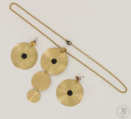 Korusetti Kalevala Koru, Kosmos, harjattua pronssia, kivikorvakorujen korkeus 50mm, ketjun pituus 46cm, riipuksen korkeus 100mm