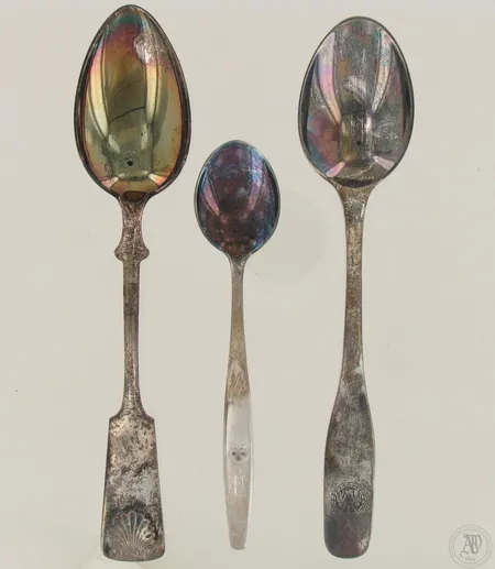 Kolme lusikkaa, kaiverrettuja, pituudet 12,3cm, 15,5cm ja 16,5cm, 813-925, 70,7g Paino: 70,7 g