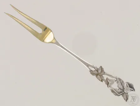 Tarjoiluhaarukka, kaiverrettu, pituus 16,8cm, 813,  Paino: 20,8 g
