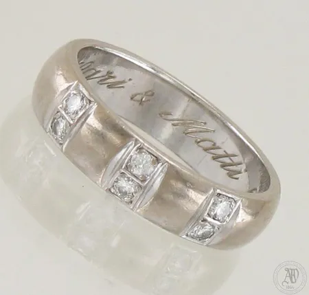 Timanttisormus 6xn.0.03ct, koko 17½, kaiverrettu, 585 valkokulta,  Paino: 5,7 g