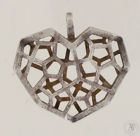 Sydänriipus, korkeus 24mm, tekijäleima LU, 925,  Paino: 5,5 g