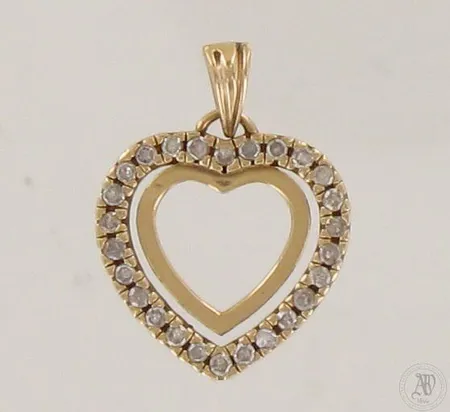 Timanttiriipus 26xn.0.01ct, useassa timantissa pieniä lohkeamia, korkeus 20mm, 585,  Paino: 1,3 g