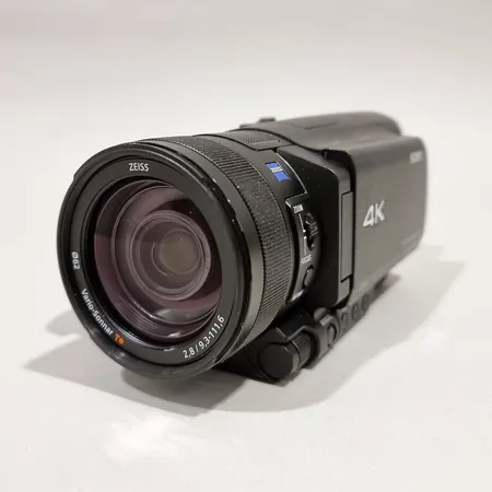 Videokamera, Sony FDR-AX100E 4K, kaksi akkua, laturi, ostokuitti Verkkokauppa 01.12.2019, laatikko