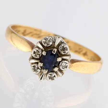 Kivisormus timanteilla 6xn.0.005ct, kaiverrettu, koko 17½, 585br kelta- ja valkokulta,  Paino: 1,7 g