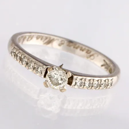 Timanttisormus 1xn.0.13ct 10xn.0.01ct, kaivererttu, koko 15½, 585 valkokulta, Paino: 2,1 g