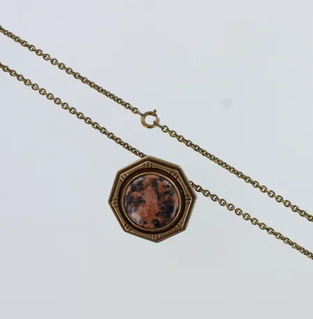 Kivikaulakoru rintaneula mekanismilla Kalevala Koru, Viapori 250, Ahvenanmaan graniitti, riipuksen korkeus 30mm, ketjun pituus 61cm
