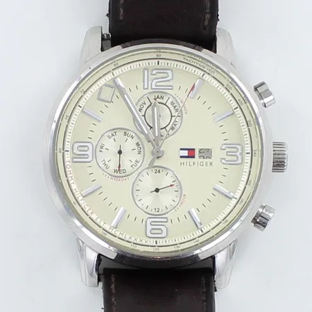 Teräsrannekello Tommy Hilfiger, TH.211.1.14.1411, Quartz: paristo loppunut, lasi viallinen, taulun Ø 44,5mm, nahkaranneke kulunut
