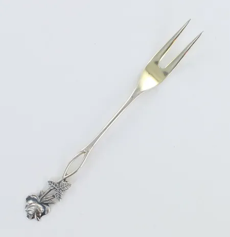 Leikkelehaarukka, Ruusu, kaiverrettu, pituus 123mm, 813,  Paino: 8,8 g