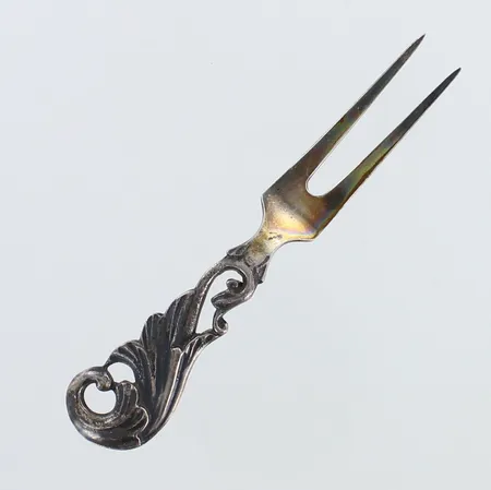 Leikkelehaarukka, pituus 10cm, käytön jälkiä, vuodelta 1951, 813,  Paino: 11,7 g
