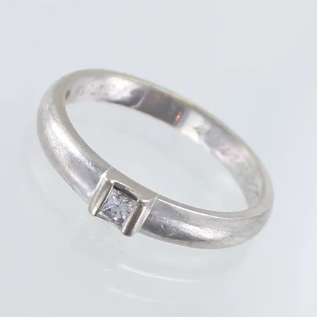 Timanttisormus 1x0.10ct prinsessa hiontainen, kaiverrettu, koko 17¾, 750 valkokulta,  Paino: 3,6 g